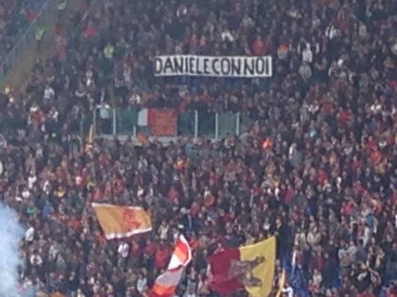 Striscione dei tifosi giallorossi, a favore di Daniele De Santis, indagato per l&#39;omicidio di Ciro Esposito. Foto Twitter
